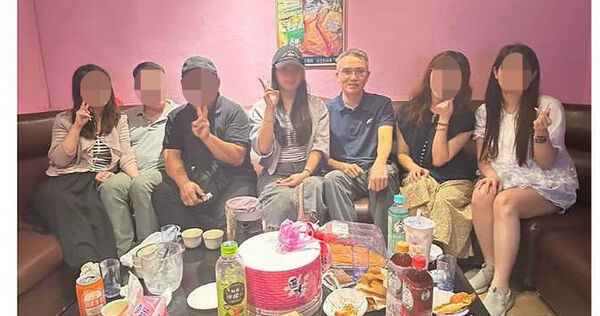 基隆地檢署前檢察官林渝鈞（右三）6月才交保，近日又大喇喇地為同案被告李女（中）慶生。（圖／讀者提供）