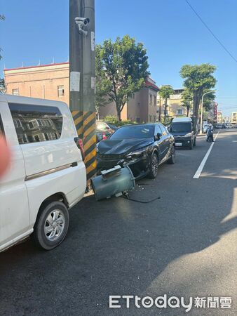 ▲高雄仁武文館路的電桶爆炸，現場發現松鼠屍體            。（圖／民眾提供）