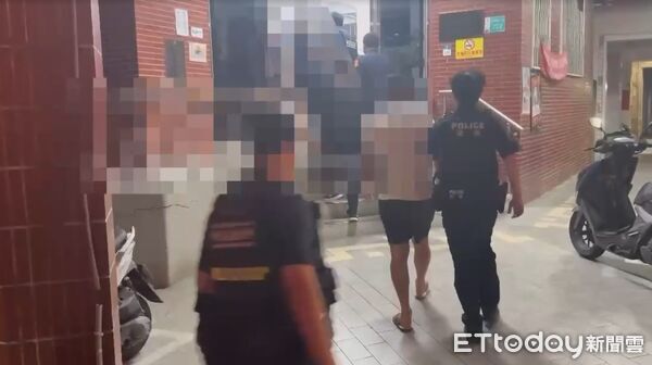 ▲周姓男子疑因與人結怨，酒後找來多名友人持棍棒砸毀對方公司玻璃門，警方循線將涉案人查緝到案。（記者林東良翻攝，下同）