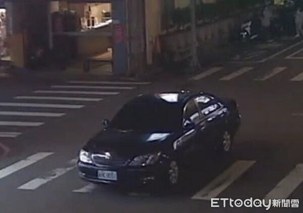 ▲劉男將車輛臨停路邊，疑未拉手煞車倒致車輛「倒退嚕」。（圖／楊梅警分局提供）