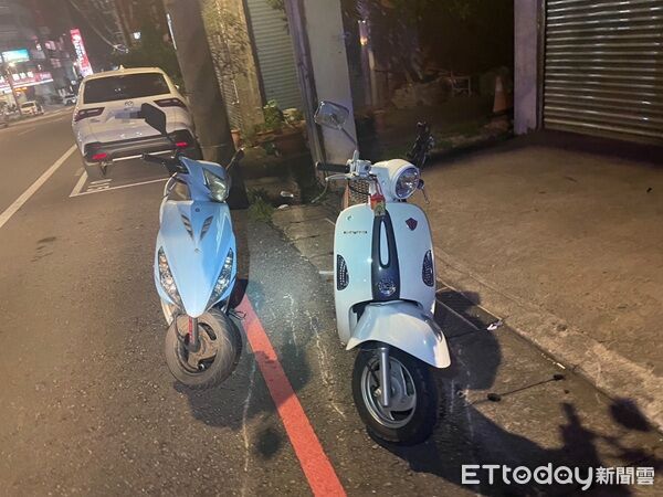 ▲▼車輛碰撞對向停放3部機車後才停止。（圖／楊梅警分局提供）