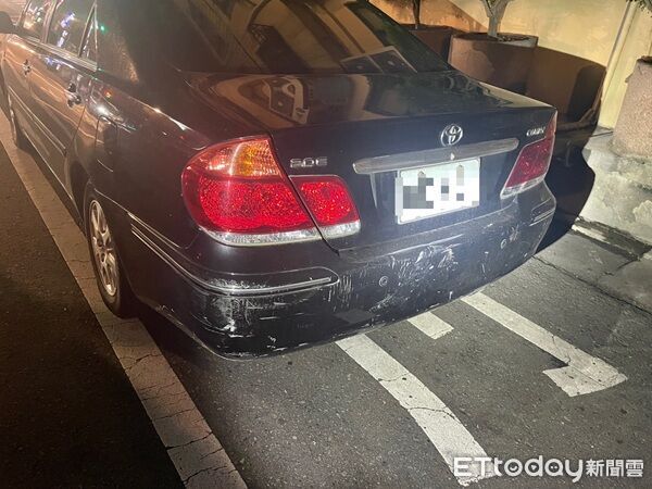 ▲▼車輛碰撞對向停放3部機車後才停止。（圖／楊梅警分局提供）