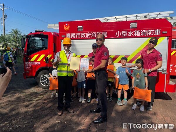 ▲林鳳營國小配合921國家防災日，攜手六甲消防分隊舉辦防震防災演練。（記者林東良翻攝，下同）