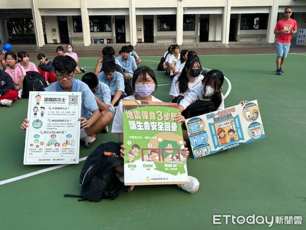 ▲台南市消防局第三救災救護大隊將軍分隊攜手將軍區公所，前進將軍國中舉辦消防安全宣導活動。（記者林東良翻攝，下同）