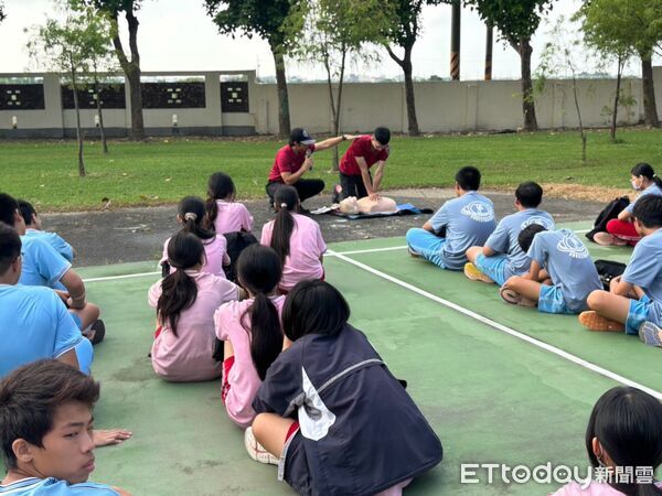 ▲台南市消防局第三救災救護大隊將軍分隊攜手將軍區公所，前進將軍國中舉辦消防安全宣導活動。（記者林東良翻攝，下同）