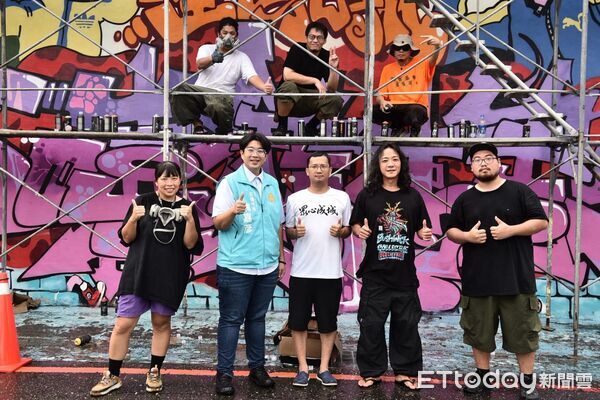 ▲▼進豐園區市公所建物牆面，在不同藝術家畫筆下透過色彩重新認識花蓮城市發展過程中的歷史記憶。（圖／花蓮市公所提供，下同）