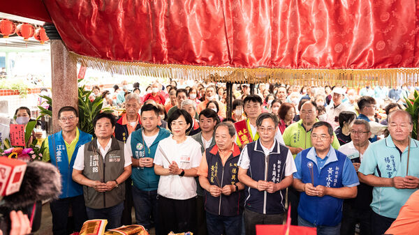 ▲▼民進黨新北市長參選人、立委蘇巧慧板橋國泰市場掃街、土城德興宮創宮223週年團拜。（圖／蘇巧慧競總提供）