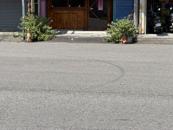 ▲張姓男子自稱生活壓力大，駕車甩尾燒胎觸犯公共危險罪嫌，判官判處5個月徒刑。（圖／記者楊永盛翻攝）