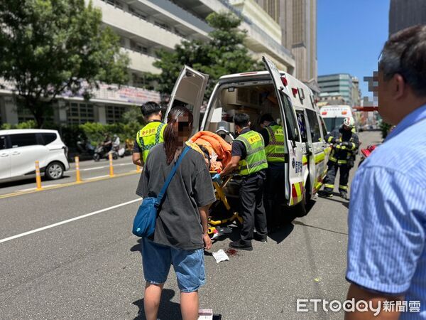 國光客運輾婦畫面曝！9人家族團過馬路 阿嬤跑步追趕慘捲輪下