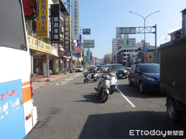 ▲▼台中女騎士跟前車太近，造成4車連環撞。（圖／民眾提供，下同）
