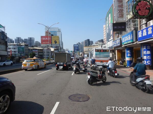 ▲▼台中女騎士跟前車太近，造成4車連環撞。（圖／民眾提供，下同）