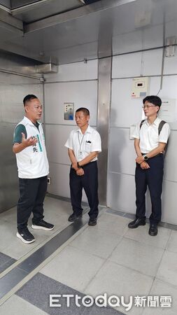 ▲立法委員許忠信辦公室邀集鐵道局、屏東火車站等單位前往縣民公園會勘。(圖/林育先提供)