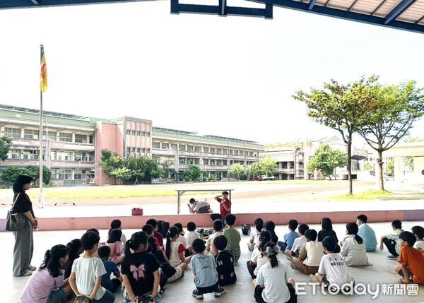 ▲台南市消防局德興分隊與德興義消中隊前進新興國小，帶領學童體驗消防車水線射水。（記者林東良翻攝，下同）