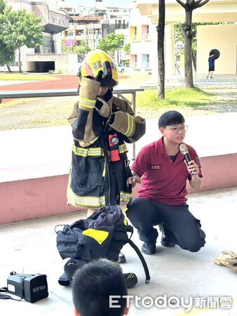 ▲台南市消防局德興分隊與德興義消中隊前進新興國小，帶領學童體驗消防車水線射水。（記者林東良翻攝，下同）