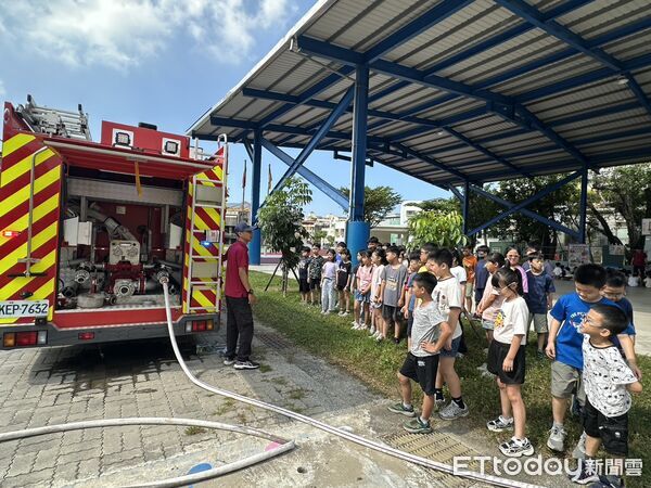 小小消防員出動！ 新興國小學童握水槍射水直呼過癮