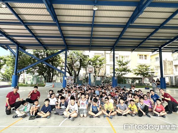 ▲台南市消防局德興分隊與德興義消中隊前進新興國小，帶領學童體驗消防車水線射水。（記者林東良翻攝，下同）