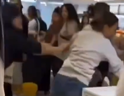 ▲▼中國女在弘大爆打西方女。（圖／翻攝自微博）
