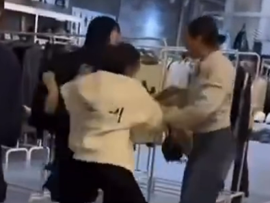 ▲▼中國女在弘大爆打西方女。（圖／翻攝自微博）