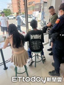 高雄捷運站旁驚魂！18歲男「亮刀棍」靠近路人　超商撩妹落網