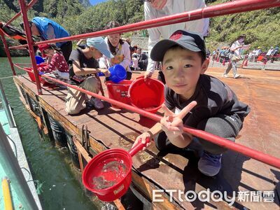 大甲溪發電廠放流1.2萬尾魚苗　扎根保育觀念共護德基水庫生態