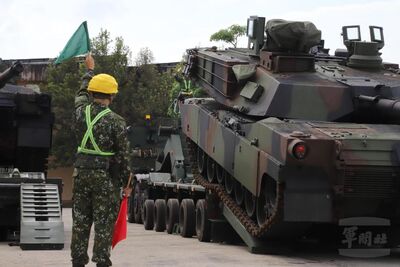 M1A2T戰車上板　三支部運輸兵群後勤支援