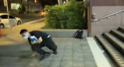 帥到軟腿! 涉毒「兩摳三」問候記者阿嬤後親地板