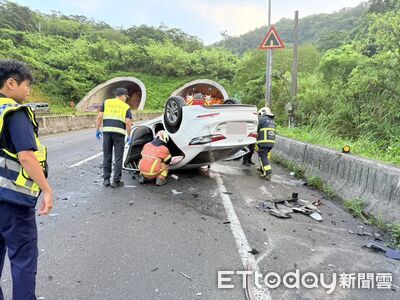 瑞芳台62甲3號隧道口車禍!多元計程車撞護欄翻覆 運將一度受困