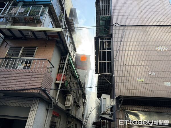 ▲▼淡水火警連對岸八里都清晰可見濃煙竄天，火災現場濃煙密佈，屋主等3人倉皇逃生             。（圖／記者陳以昇翻攝）