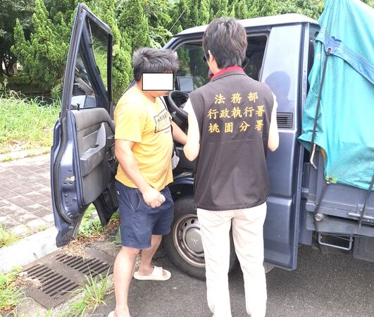▲桃園市某裝潢工程莊姓業者欠繳牌照稅等費用共計14萬餘元遲未繳納，桃園分署日前發現其名下小貨車移置桃園分署欲查封，莊姓業者火速趕到分署辦理分期繳納才取回貨車。（圖／桃園分署提供）