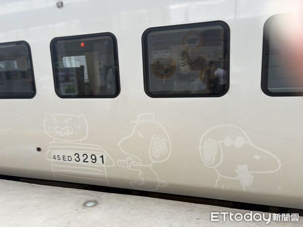 ▲▼台鐵EMU3000型車廂因太髒被當畫布，手繪上超萌史奴比。（圖／台鐵員工提供）