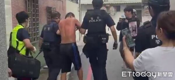 ▲▼高姓男子持刀在大街上四處遊蕩揚言尋仇，引發周邊民眾恐慌並與員警發生衝突。（圖／民眾提供，下同）