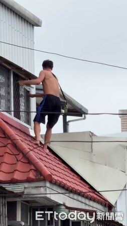 ▲▼高姓男子持刀在大街上四處遊蕩揚言尋仇，引發周邊民眾恐慌並與員警發生衝突。（圖／民眾提供，下同）