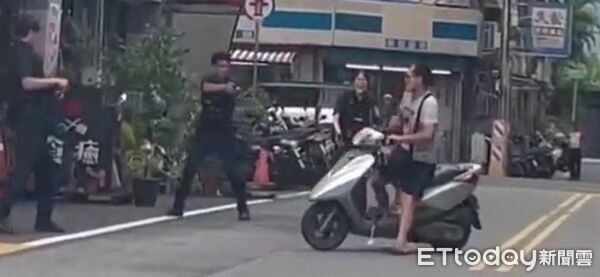 ▲▼高姓男子持刀在大街上四處遊蕩揚言尋仇，引發周邊民眾恐慌並與員警發生衝突。（圖／民眾提供，下同）