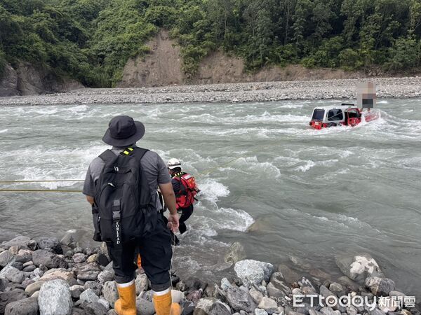 快訊／驚險畫面曝！吉普車卡荖濃溪河床 勇消架繩救出2搜救人員