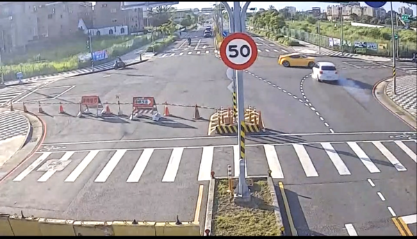 ▲桃園市中壢區中運路、後寮路口處今天清晨發生2車碰撞事故，圖為監視器下2車碰撞前畫面。（圖／中壢警分局提供）