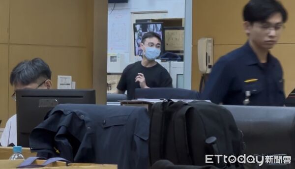 ▲▼楊姓警務正交保後準備離開北檢，看見大批媒體記者後，先是罵了句髒話，接著朝反方向跑去，但反方向沒有出口，只能灰溜溜折返。（圖／記者劉昌松攝）