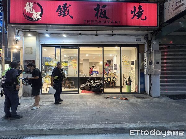 ▲▼台中南屯區一名無照騎士晚間騎車，疑因精神不濟、視線模糊，自撞餐廳大門。（圖／記者許權毅翻攝）