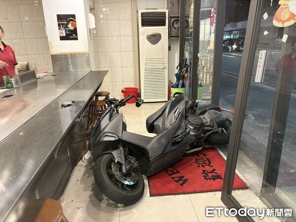 ▲▼台中南屯區一名無照騎士晚間騎車，疑因精神不濟、視線模糊，自撞餐廳大門。（圖／記者許權毅翻攝）