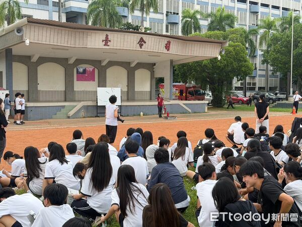 ▲善化高中舉辦國家防災日地震避難演練，師生實際操作「趴下、掩護、穩住」保命3步驟。（記者林東良翻攝，下同）