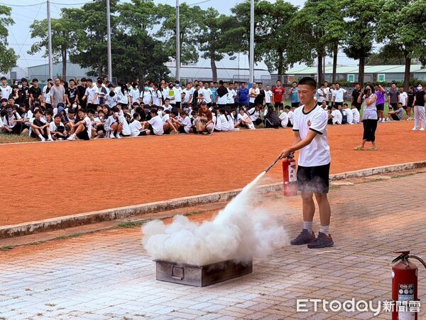 ▲善化高中舉辦國家防災日地震避難演練，師生實際操作「趴下、掩護、穩住」保命3步驟。（記者林東良翻攝，下同）