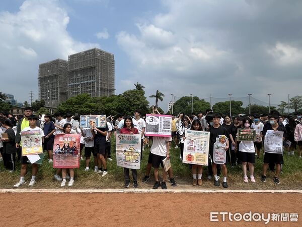 ▲善化高中舉辦國家防災日地震避難演練，師生實際操作「趴下、掩護、穩住」保命3步驟。（記者林東良翻攝，下同）