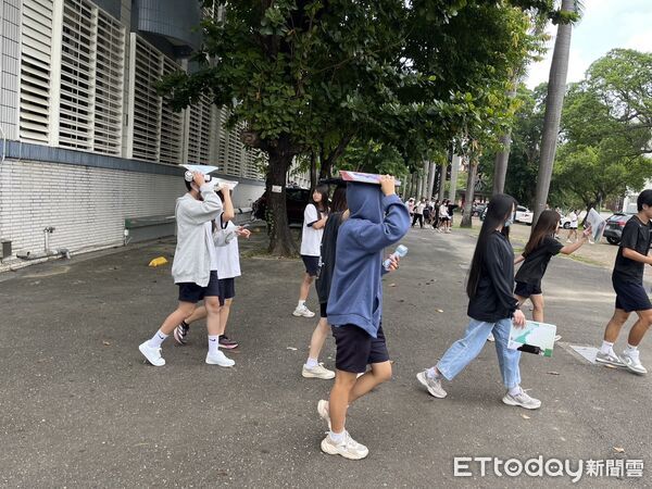 ▲善化高中舉辦國家防災日地震避難演練，師生實際操作「趴下、掩護、穩住」保命3步驟。（記者林東良翻攝，下同）