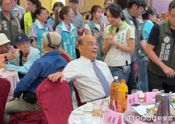 ▲新北地方人士指蘇貞昌日前在活動上，打斷李四川致詞大進場、事後還輕拍李肩膀。（圖／記者蘇靖宸翻攝）