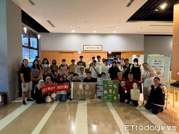 ▲台南市消防局東門消防分隊前進成功大學太子學舍，向學生及宿舍管理人員宣導CPR與AED急救知識。（記者林東良翻攝，下同）