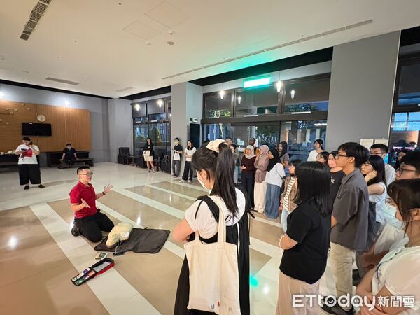 室友突然倒地怎麼辦？ 南消進成大宿舍教CPR＋AED救命術