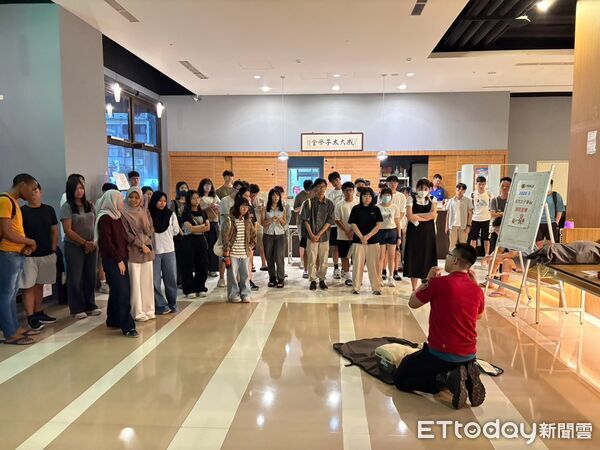 ▲台南市消防局東門消防分隊前進成功大學太子學舍，向學生及宿舍管理人員宣導CPR與AED急救知識。（記者林東良翻攝，下同）