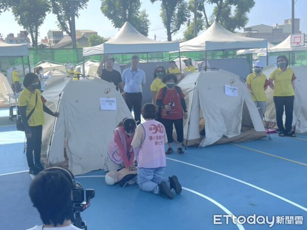 ▲台南市鹽水區公所舉辦避難收容處所實兵演練,模擬強震造成建物受損及維生系統中斷。(記者林東良翻攝,下同)