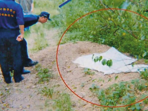 黃男屍體被發現時，手指已被野狗啃食，採不到指紋，難以辨識身分。（翻攝東森新聞） 