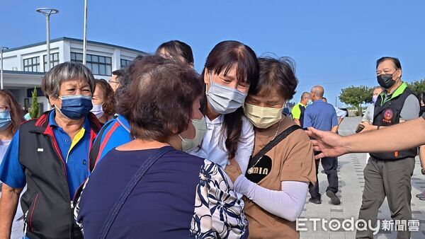 ▲▼台中大里護理師遭賓士惡男迴轉輾斃，告別式現場母親哭癱。（圖／記者唐詠絮攝）