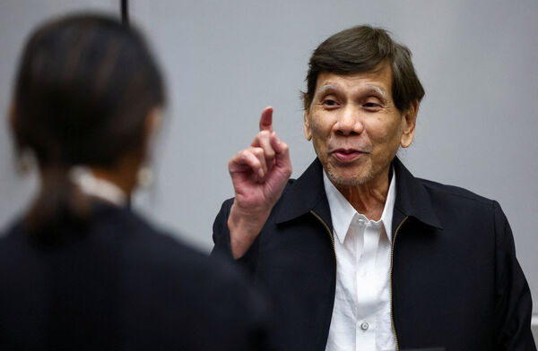 ▲ 菲律賓前總統杜特蒂（Rodrigo Duterte）於荷蘭海牙的國際刑事法院（ICC）出庭。法庭針對其健康狀況及是否具備受審能力進行辯論；他因過去推動掃毒戰而面臨謀殺罪指控。（圖／路透）